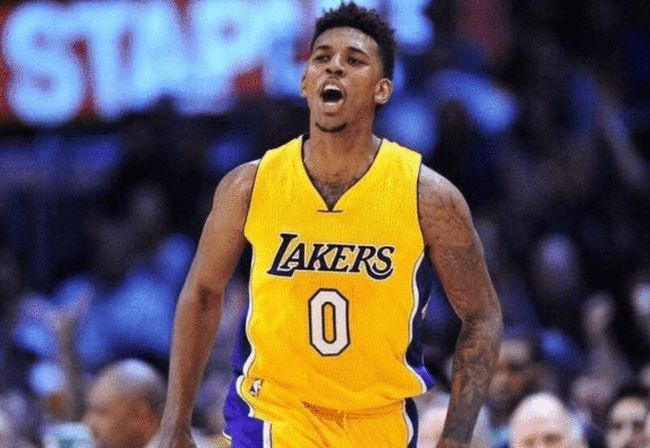 篮球湖人球员赛后接受媒体采访