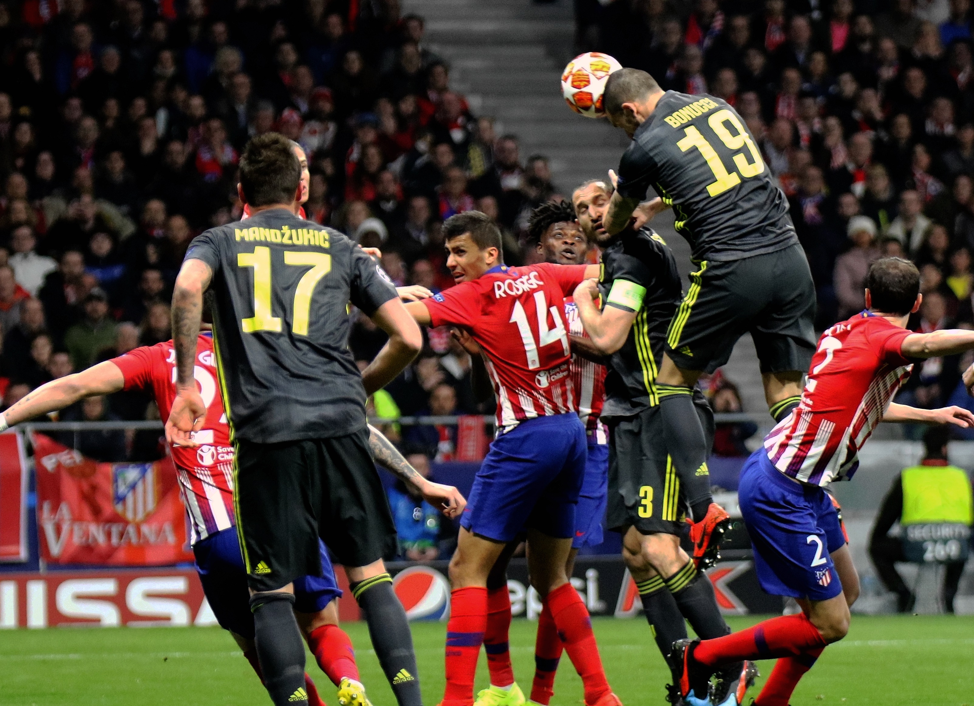 东契奇狂砍42分7板8助4断难救湖人三连败，湖人两大短板暴露无遗